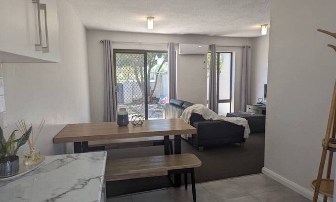 Torrens House | Spacious Townhouse @Farrer & Parking (2 vehicles)
