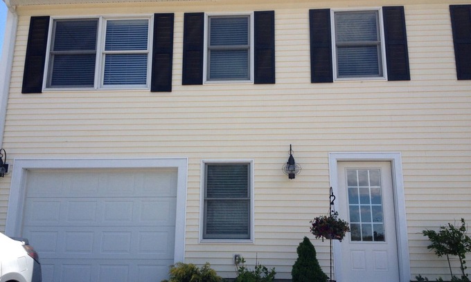 York Beach House | SPACIOUS TOWNHOUSE NEAR SHORT SANDS BEACH