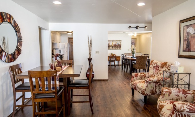 Ashwaubenon House | Spacious Townhouse - 1 mile from Lambeau
