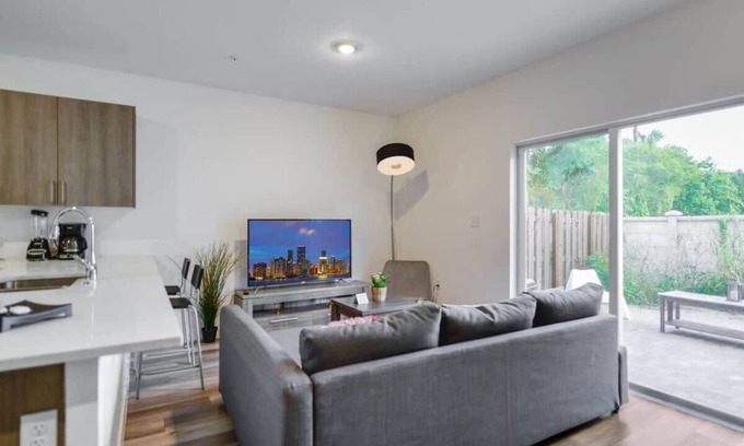 Golden Glades House | Spacious Townhouse with Free Parking in Miami
