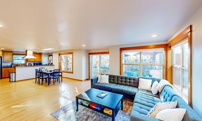 Atlantic House | Spacious Tri-Level Townhome, near Seahawks & Mariners stadiums & downtown