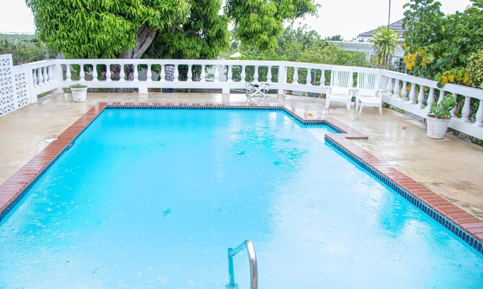 Montego Bay Villa | Spacious Tropical villa with bar & pool — 5 minutes away from beach