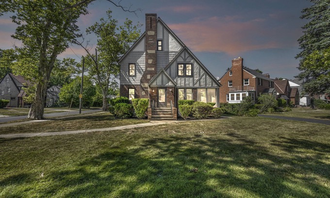 Cleveland Heights House | Spacious Tudor Retreat for Families & Friends, 9BR, Sleeps 24
