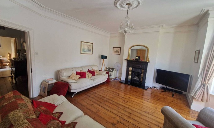 West Ealing Apartment | Spacious two bedroom garden flat close to West Ealing Elizabeth line station