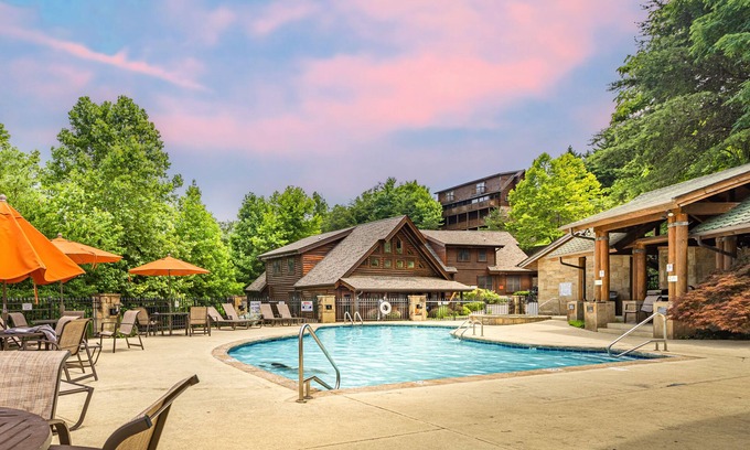 Pigeon Forge Condo | Spacious Two-Level Condo! 5 Min to Dollywood~Heart of Pigeon Forge~Sleeps 6!