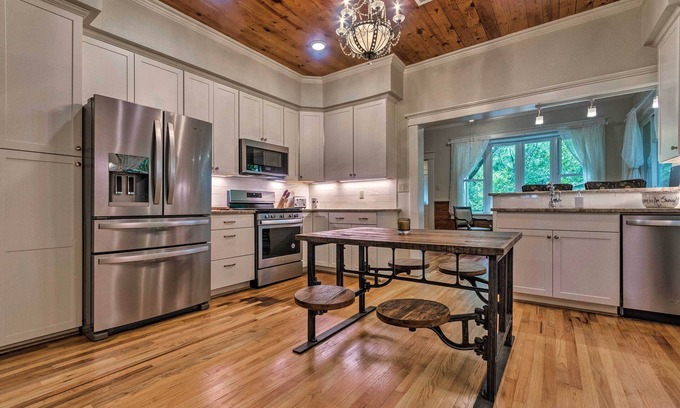 Hot Springs House | Spacious & Updated 1920's HSNP Craftsmen Home