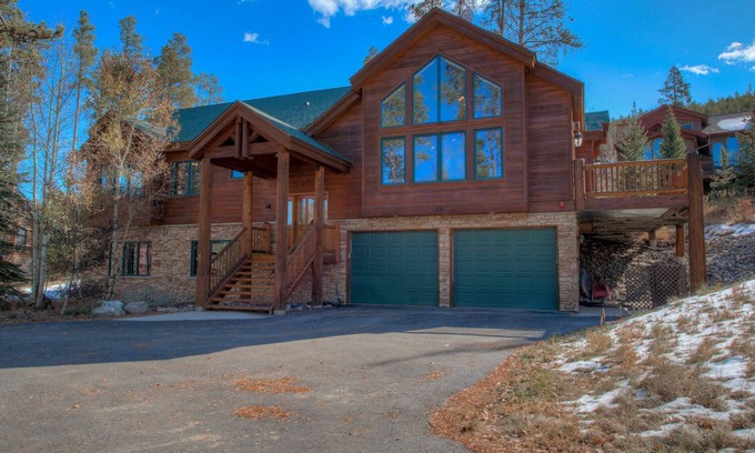 Breckenridge House | Spacious updated House w/Mountain Views , hot tub and 3 minutes to Main Street