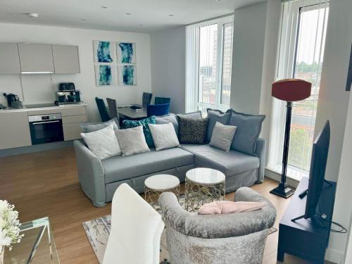 Bracknell Apartment | Spacious Urban Gem Apartment with parking