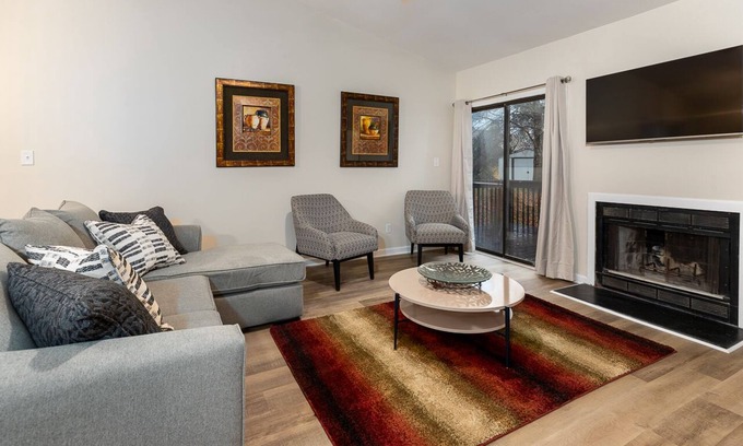East Raleigh House | Spacious Urban Suburban Oasis Near Wake Med &Downtown.