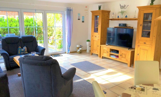 Norddeich House | Spacious vacation home close to the beach in Norddeich with garage, terrace and beach chair