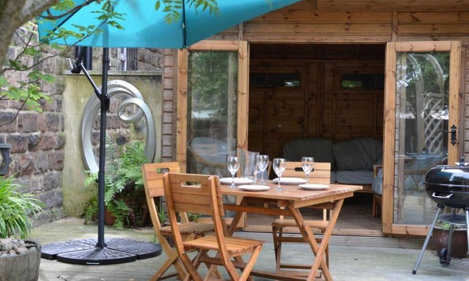 Harrogate House | Spacious Victorian Townhouse near HCC with off street parking