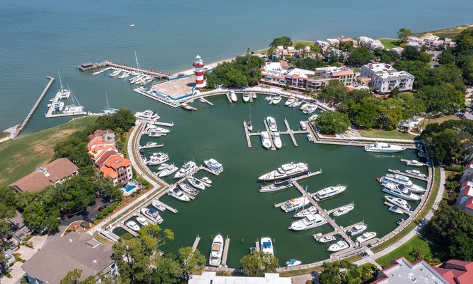 Harbour Town Condo | SPACIOUS VILLA WITH OCEAN VIEWS, NEAR SHOPS & BEACH IN HARBOUR TOWN HILTON HEAD