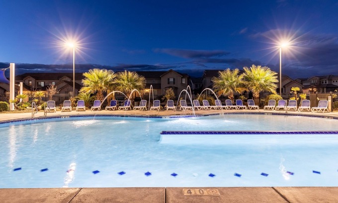 Sienna Hills House | Spacious Villa 5 minutes to Lake State park by Redawning