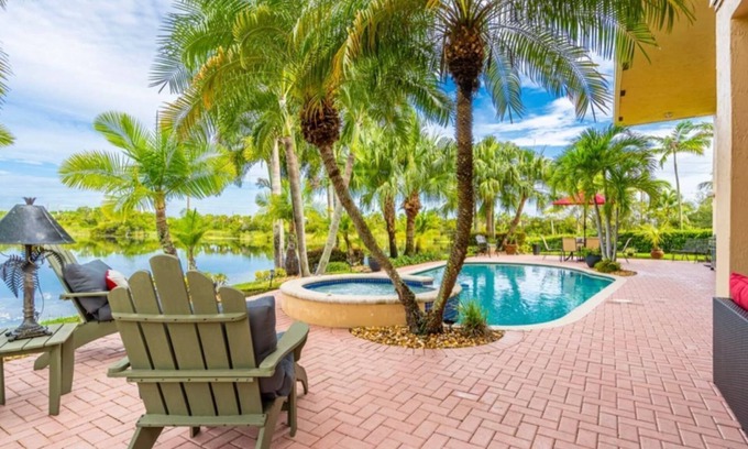 SilverLakes Villa | Spacious Villa with pool and jacuzzi