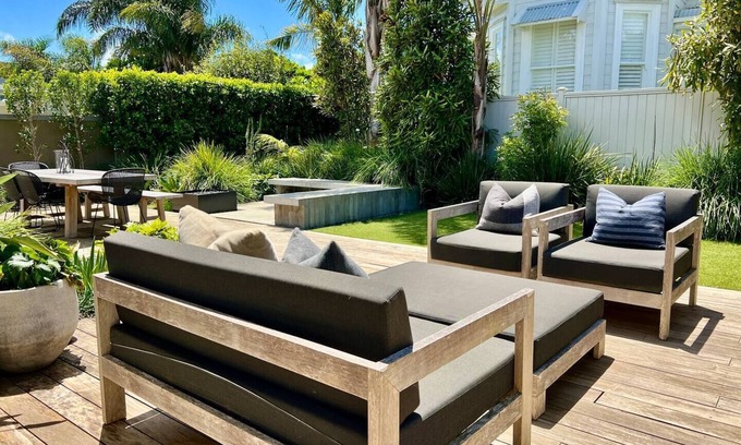 Devonport House | Spacious Villa with Outdoor Entertainment