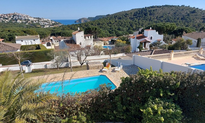 L'Escala Villa | Spacious villa with stunning sea views