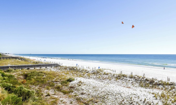 Fort Walton Beach Condo | Spacious w/beachfront balcony and upgraded electronics! 🏖️