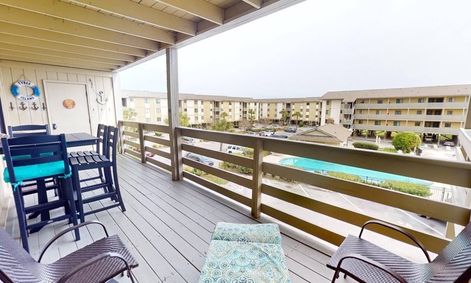 Tybee Island Condo | Spacious w/Large Deck Overlooking The Pool! Beach Access!