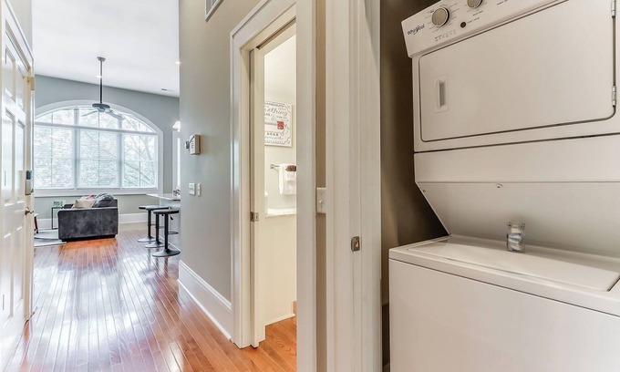 Metropolitan Condo | Spacious, Walkable & Cozy with lots of Space! King and Queen beds