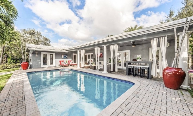 Central Corals House | Spacious WATERFRONT villa, heated salt water pool, very central, beach 5 min