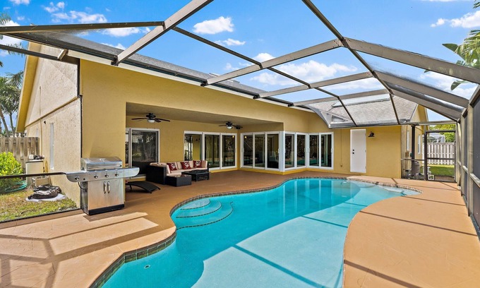 Greenview Shores House | Spacious Wellington Villa with heated pool