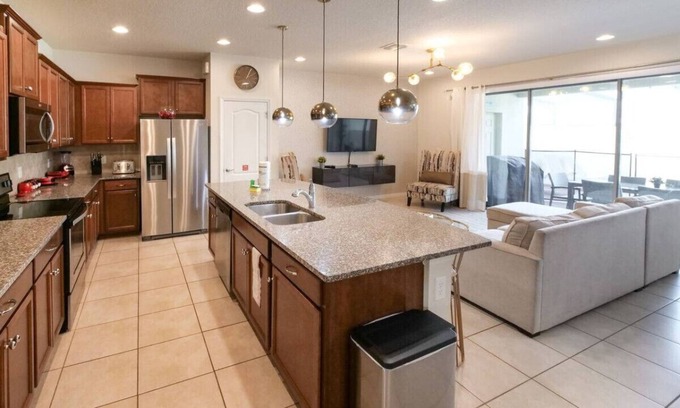 Four Corners House | SpaciousTownhome 5 min to Disney Private Pool-BBQ