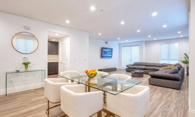 Beverly Hills Condo | Spaciuos Luxury Condo Beverly Hills Adjacent