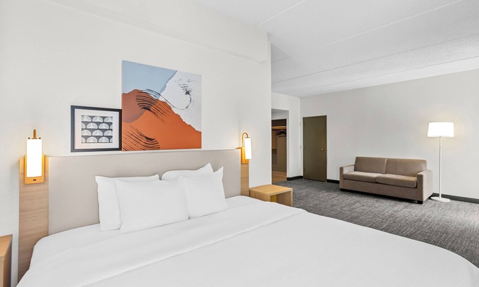Des Plaines Hotel | Spark by Hilton Des Plaines Chicago O'Hare