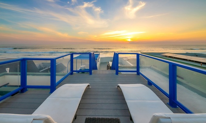 Central Mission Beach Condo | Sparkling 5BD Oceanfront Mission Beach Home! Huge Rooftop Deck, Steps to the Ocean, Parking; Great for Multigenerational families!
