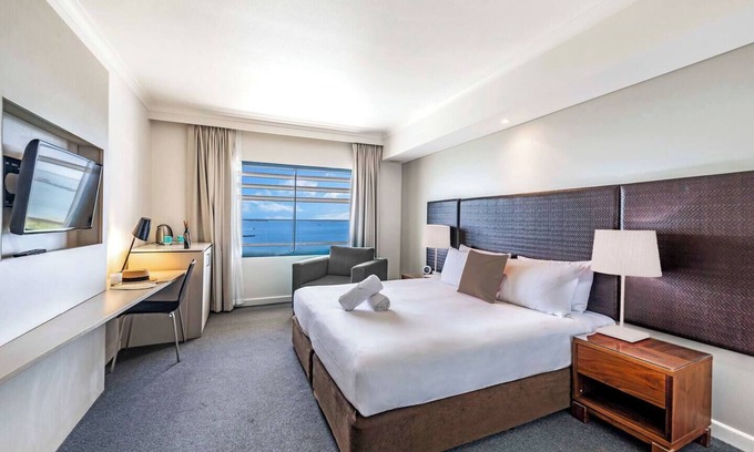 Darwin City Centre Apartment | Sparkling Seaviews Resort style King Pad w Pool
