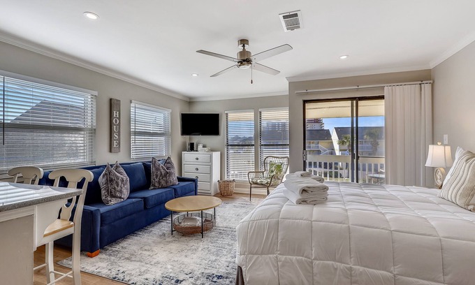 Destin Condo | SPC8208 - Stunning Renovated Studio - Sleeps 4