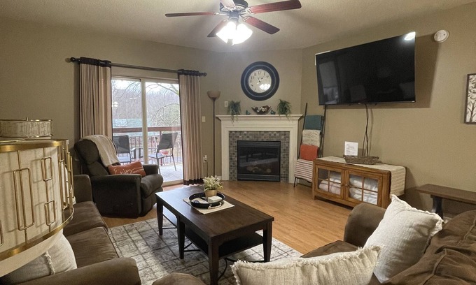 Pigeon Forge Condo | SPECIAL PRICE FOR APRIL 5-10! IF CLEAN AND LOCATION ARE PRIORITY, THIS IS YOURS!