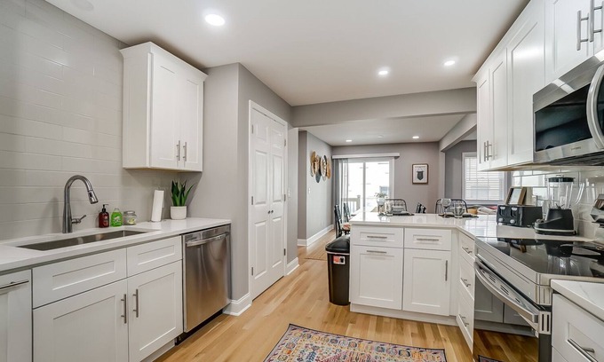 Roselawn Finance House | Special Rates- Oakley Charmer-Sleeps 8-Coffee Bar-Patio- Sleep # Bed- 2 Ensuites