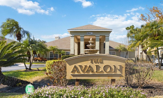 Clearwater Condo | SPECIAL SUMMER PRICES! King-size bed. Free parking. renovated!