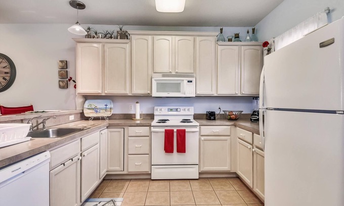 Villages of Five Points Condo | *SPECIALS AVAILABLE NOW!* LINENS & ACTIVITIES INCLUDED*! MINI WEEKS AVAILABLE ALL YEAR! 4 NIGHT MINIMUM! The Perfect Summer Get-away Destination!