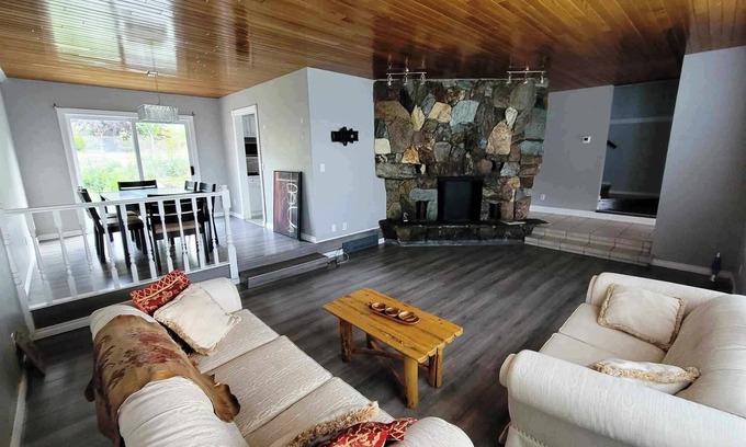 Kamloops House | Specious Kamloops House for relaxation with great view in prestigious Sahali.