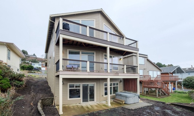 Roads End House | Spectacular 180 View in Roads End with Hot Tub