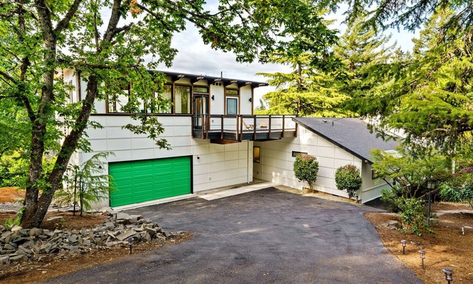 South Hills House | Spectacular 5BR 4.5Bth Hillside Retreat, Sleeps 15