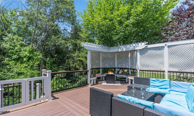 Aldie House | Spectacular 6-bedroom Spacious house with Theatre, Game Room, fitness
