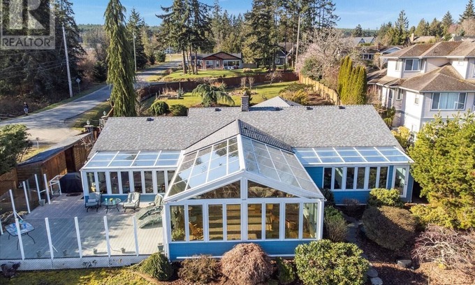 Regional District of Nanaimo House | Spectacular Amazing Blue Dolphin Walk-on Waterfront Summer 2025 Availability