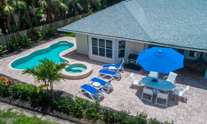 South Beach House | SPECTACULAR BEACH HOUSE, HEATED POOL, JACUZZI, CHEF'S KITCHEN.LUXURY & PRIVACY!