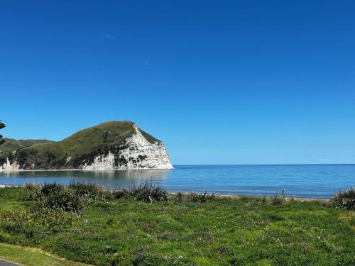 Mahia House | Spectacular beachfront holiday home