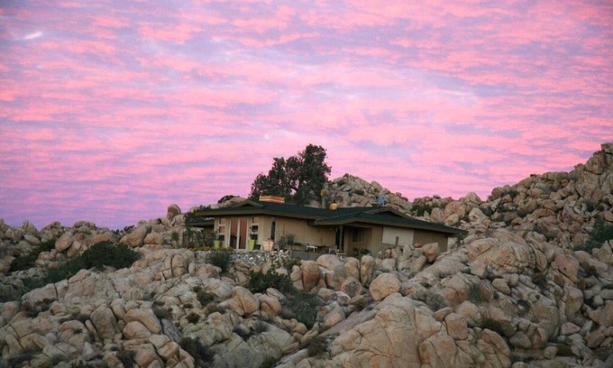 Yucca Valley House | Spectacular boulder setting with stunning vistas