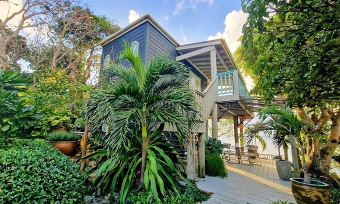 Wesley Will House | Spectacular clifftop house with hot tub next to sandy beach, stunning sea views