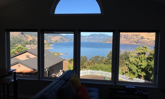 Mosier House | Spectacular Gorge views! Bright and Comfortable Pet-friendly Retreat