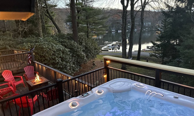 Lake Harmony House | Spectacular Lakefront Home- sleeps 20 ~ Hot Tub - Walk To Restaurants!