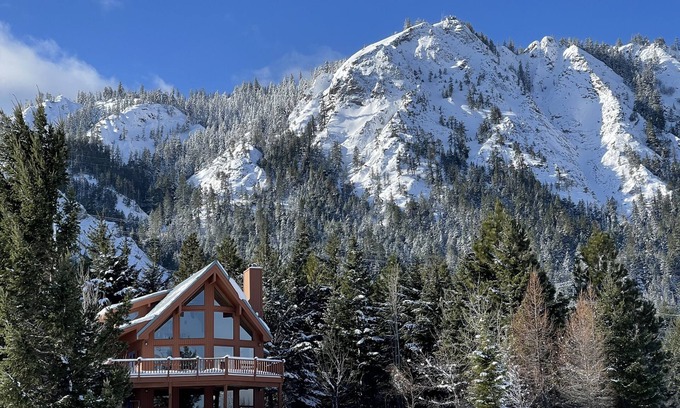 Cle Elum House | Spectacular mountain views, home and garden with private hot tub and sauna
