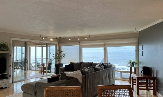 Brookings Apartment | Spectacular Ocean Front Views "Sea Star Escape" B