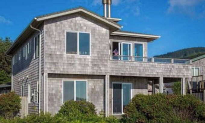 Yachats House | Spectacular Ocean Front, Dog Friendly Home, in the Heart of Yachats