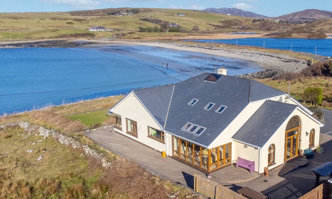 Cleggan House | Spectacular Setting Overlooking Beach